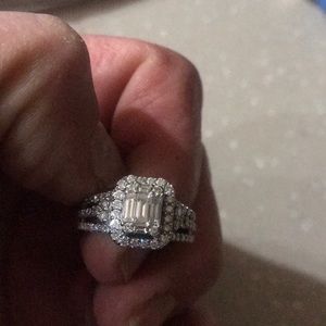 Diamond engagement ring. 14k White gold.